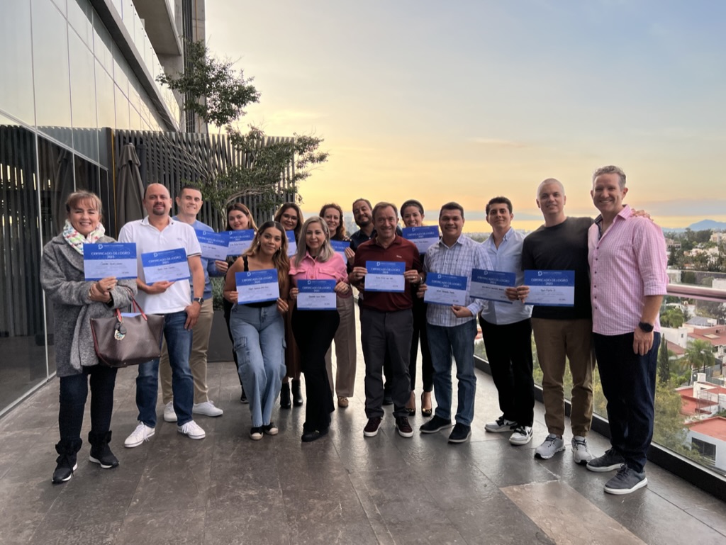 Grupo de participantes certificados al atardecer