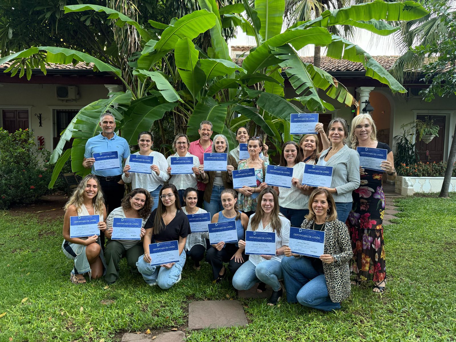 Entrega de certificados al finalizar el taller