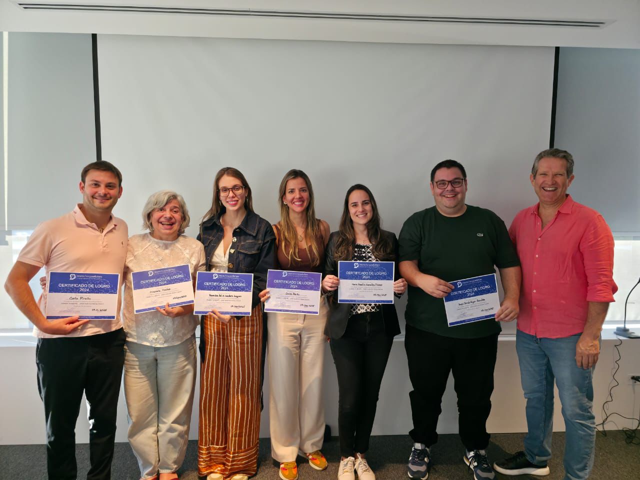 Participantes con sus certificados al finalizar un taller